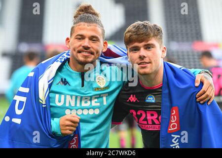 Kalvin Phillips (23) aus Leeds United und Jamie Shackleton (46) aus Leeds United Stockfoto