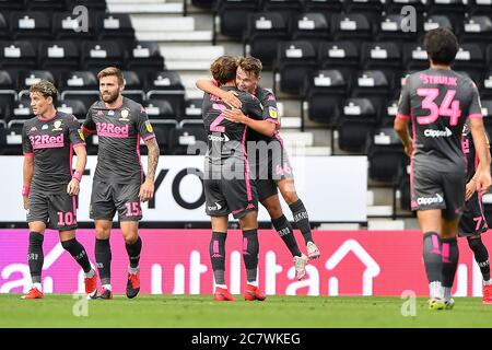 Jamie Shackleton (46) von Leeds United feiert nach einem Tor, um es 1-2 zu machen Stockfoto