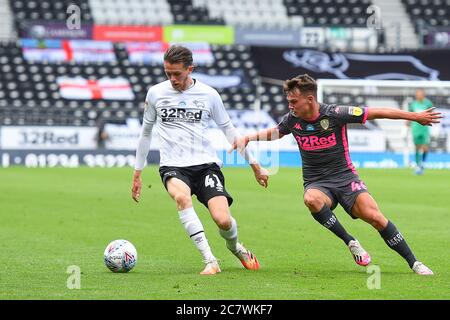 Max Bird (41) von Derby County kämpft mit Jamie Shackleton (46) von Leeds United Stockfoto