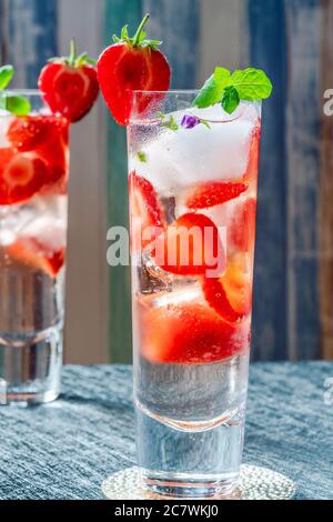 Holunderblüten- und Wodka-Cocktail mit Erdbeeren, Tonic Water und Eiswürfeln - erfrischendes alkoholisches Sommergetränk Stockfoto