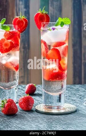 Holunderblüten- und Wodka-Cocktail mit Erdbeeren, Tonic Water und Eiswürfeln - erfrischendes alkoholisches Sommergetränk Stockfoto