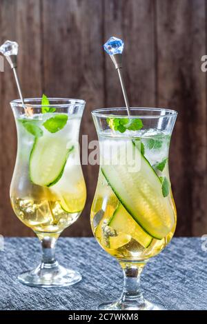 Holunderblüten und Apfelsaft Mocktail mit Gurke, Minze und Eiswürfeln - erfrischendes Sommer alkoholfreies Getränk Stockfoto