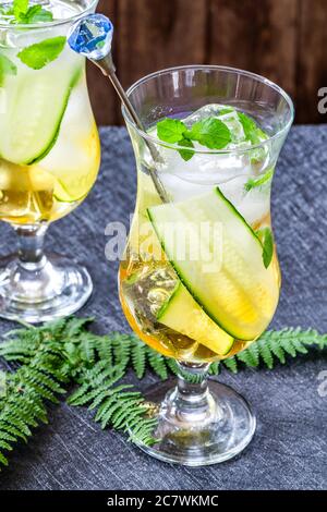 Holunderblüten und Apfelsaft Mocktail mit Gurke, Minze und Eiswürfeln - erfrischendes Sommer alkoholfreies Getränk Stockfoto