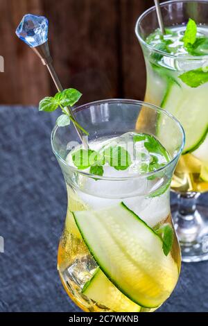 Holunderblüten und Apfelsaft Mocktail mit Gurke, Minze und Eiswürfeln - erfrischendes Sommer alkoholfreies Getränk Stockfoto