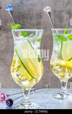 Holunderblüten und Apfelsaft Mocktail mit Gurke, Minze und Eiswürfeln - erfrischendes Sommer alkoholfreies Getränk Stockfoto