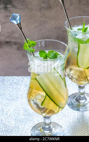 Holunderblüten und Apfelsaft Mocktail mit Gurke, Minze und Eiswürfeln - erfrischendes Sommer alkoholfreies Getränk Stockfoto