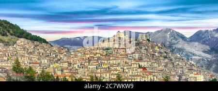 Panoramablick auf Morano Calabro. Eines der schönsten Dörfer (mittelalterliches borgo) in Kalabrien. Italien. Stockfoto