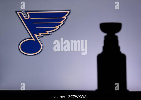 TORONTO, KANADA, 17. JULI: St. Louis BluesLogo des NHL Clubs auf dem Bildschirm. Stenley Cup Trophy Silhouette. Stockfoto