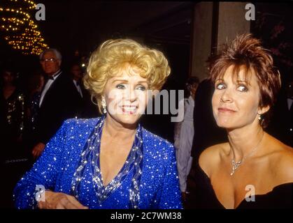 Mutter und Tochter Debbie Reynolds und Carrie Fisher Tasse für die Kameras bei einer Gala in Beverly Hills, CA Stockfoto