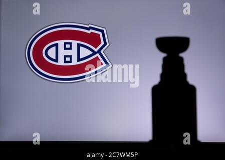 TORONTO, KANADA, 17. JULI: Montreal CanadiensLogo des NHL-Clubs auf dem Bildschirm. Stenley Cup Trophy Silhouette. Stockfoto