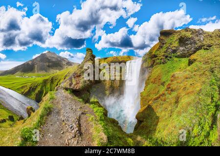 Wunderschöne Landschaft des majestätischen Skogafoss Wasserfalls in der Landschaft von Island im Sommer. Lage: Skogafoss Wasserfall am Skoga Fluss. Island, Eur Stockfoto