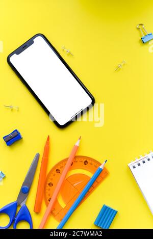 Schreibwaren, Notizblock und Telefon mit einem Platz für Werbung auf gelbem Hintergrund. Blog Konzept Modell. Stockfoto