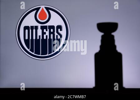 TORONTO, KANADA, 17. JULI: Edmonton OilersLogo des NHL Clubs auf dem Bildschirm. Stenley Cup Trophy Silhouette. Stockfoto