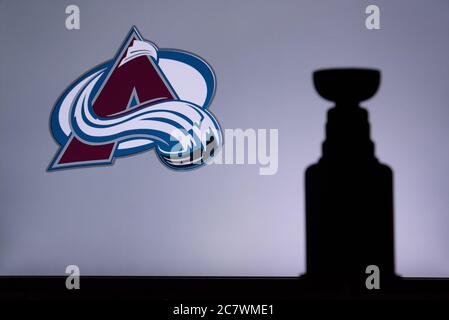 TORONTO, KANADA, 17. JULI: Colorado AvalancheLogo des NHL Clubs auf dem Bildschirm. Stenley Cup Trophy Silhouette. Stockfoto