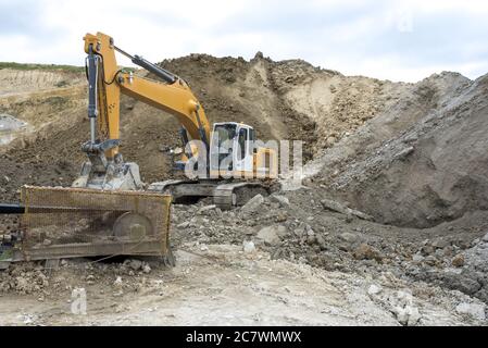 Raupenbagger arbeitet auf der neuen Baustelle Stockfoto