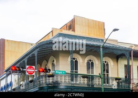 Schmiedeeisen fügt ein dekoratives Element zu einem Gebäude in der Royal Street, 3. Juli 2020, in Mobile, Alabama. Stockfoto