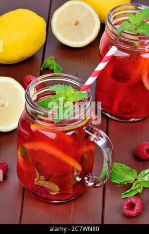 Himbeerlimonade in einem Glas auf einem Holztisch Stockfoto