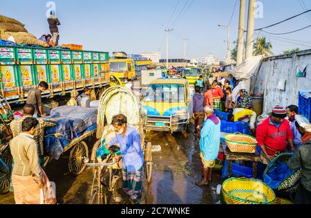 Chittagong, Bangladesch, 23. Dezember 2017: Verkehr in der Gasse, die zum Fischmarkt nahe dem Karnaphuli Fluss in Chittagong führt Stockfoto