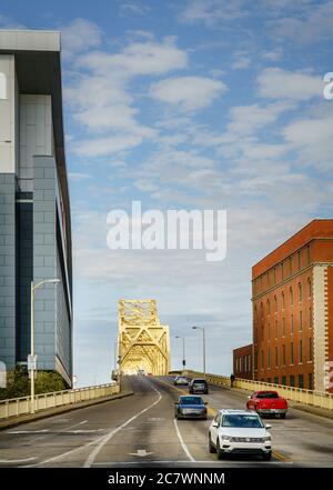 Louisville, KY, 23. Februar 2020: George Rogers Clark Memorial Bridge aka Second Street Bridge über den Ohio River in Downtown Louisville, Kentucky Stockfoto