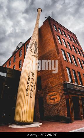 Louisville, KY, 23. Februar 2020: Überdimensionale Baseball-Fledermaus-Skulptur vor dem Louisville Slugger Museum und der Fabrik in der Innenstadt von Louisville, Kentucky Stockfoto