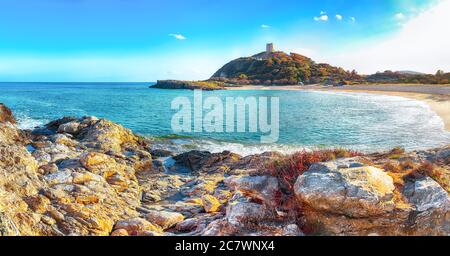 Blick auf die schöne Bucht von Chia und den wunderschönen Strand mit Torre di Chia Turm. Ort: Chia, Sardinien, Italien Europa Stockfoto