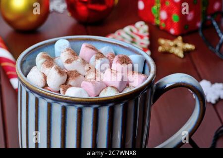 Heiße Schokolade in einem Becher auf einem Holztisch aus nächster Nähe Stockfoto