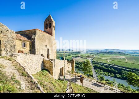 Castillo Fortaleza de San Vicente de La Sonsierra unter der Sonnenlicht am Tag in Spanien Stockfoto