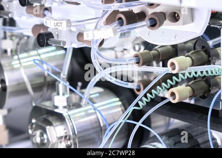 Binäre Pumpe im HPLC-System. Hochleistungs-Flüssigchromatographie im chemischen Labor. Stockfoto