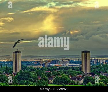 Glasgow, Schottland, Großbritannien 19. Juli 2020: UK Wetter:Seltene Halo Regenbogen oder Regenbogenwolke waren über dem Queen Elizabeth Lehrkrankenhaus in Govan heute Abend. Quelle: Gerard Ferry/Alamy Live News Stockfoto