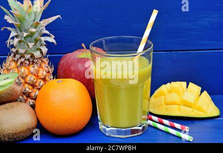 Köstlicher Smoothie im Glas auf einem blauen Holztisch Stockfoto