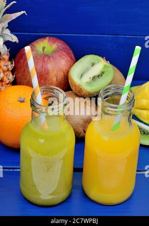 Frische Gläser Saft mit Fruchtmischung auf Holztisch gelegt. Detox oder Diät-Konzept Stockfoto
