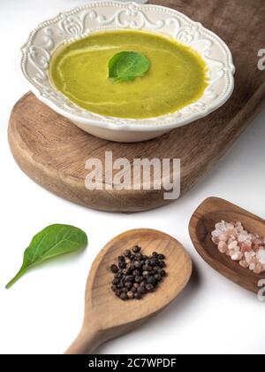 Teller Spargelsuppe in Molling-Konzept auf weißem Hintergrund. Stockfoto