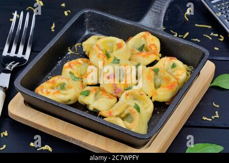 Italienische traditionelle Tortellini Pasta in einer Pfanne auf dem Tisch Stockfoto