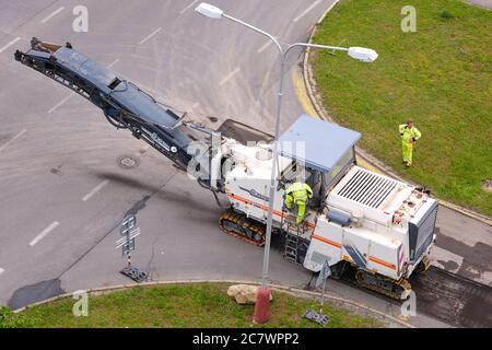 Kaltfräsmaschine Entfernen Asphalt Pflaster für die Reparatur der Straße. Stockfoto