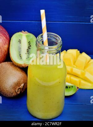 Fruchtsaft in einer Flasche auf Holztisch Stockfoto