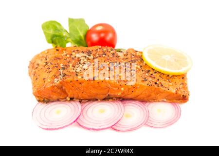 Geräucherter Lachs mit Gemüse isoliert auf weiß Stockfoto