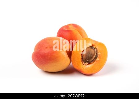 Frische gelbe Aprikosen isoliert auf weiß Stockfoto