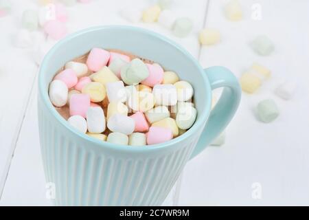 Heiße Schokolade mit bunten Marshmallows in einer Tasse Stockfoto