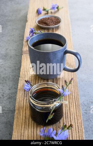 Zichorien trinken und Blumen. Gesundes Kräutergetränk, Kaffee-Ersatz. Draufsicht. Stockfoto