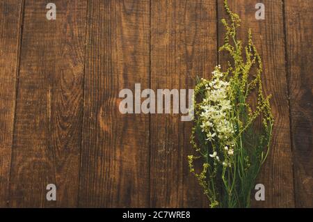 Blumen bunt gelb Bouqet Wildblumen Muster auf Holzgrund. Stockfoto