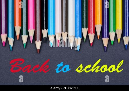 Zurück zur Schule auf schwarzem Hintergrund Nahaufnahme Stockfoto