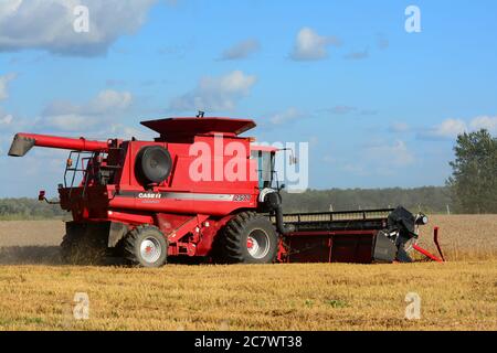 Kombinieren Sie Harvester erntet reifen Weizen Stockfoto