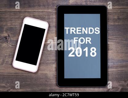 Trends für 2018. Text auf Tablet-Gerät auf einem Holztisch Stockfoto