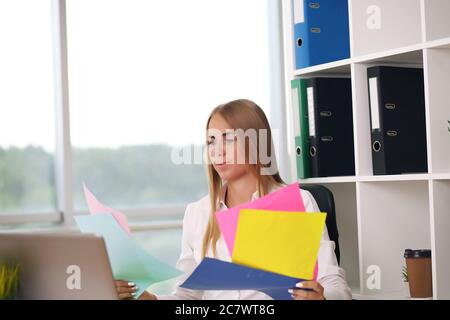 Blonde wirft Papier Frau im Büro, Geschäftskonzept Stockfoto