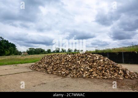 Holzstapel auf dem Bauernhof, Holz Stockfoto