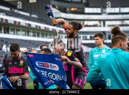 Derby, Großbritannien. Juli 2020. Tyler Roberts gießt Champagner auf Ben White (leihweise von Brighton & Hove Albion) aus Leeds United während der Feierlichkeiten während des Sky Bet Championship-Spiels zwischen Derby County und Leeds United im iPro Stadium, Derby, England. Fußballstadien in der Umgebung sind aufgrund der Covid-19-Pandemie leer, da staatliche Gesetze zur sozialen Distanzierung Fans innerhalb von Spielstätten verbieten, was dazu führt, dass alle Spielanlagen bis auf weiteres am 19. Juli 2020 hinter verschlossenen Türen gespielt werden. Foto von Andy Rowland. Kredit: Prime Media Images/Alamy Live Nachrichten Stockfoto