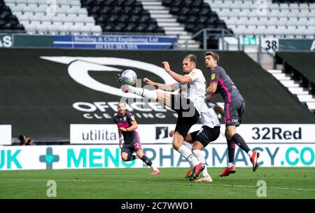 Derby, Großbritannien. Juli 2020. Matthew Clarke (leihweise von Brighton & HA) von Derby County erzielt ein eigenes Tor, um es 1-3 während des Sky Bet Championship-Spiels zwischen Derby County und Leeds United im iPro Stadium, Derby, England zu erreichen. Fußballstadien in der Umgebung sind aufgrund der Covid-19-Pandemie leer, da staatliche Gesetze zur sozialen Distanzierung Fans innerhalb von Spielstätten verbieten, was dazu führt, dass alle Spielanlagen bis auf weiteres am 19. Juli 2020 hinter verschlossenen Türen gespielt werden. Foto von Andy Rowland. Kredit: Prime Media Images/Alamy Live Nachrichten Stockfoto