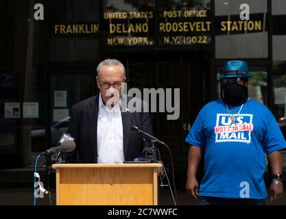 New York, NY - 19. Juli 2020: US-Senator Charles Schumer zusammen mit Postanunion Präsident Jonathan Smith kurze Medien über USPS Geldmangel im Postamt auf 3rd Avenue Stockfoto