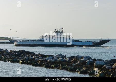 Die Mobile Bay Ferry kehrt von Gulf Shores und Fort Morgan am 30. Juni 2020 nach Dauphin Island, Alabama, zurück. Stockfoto