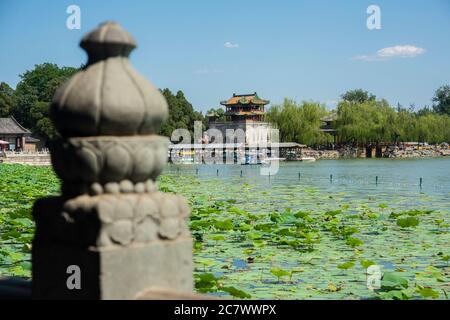 Historische chinesische oder asiatische Tempel durch grüne Wälder Stockfoto